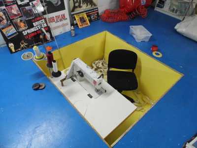 Curiosa � la posizione della postazione di Luigi, che si trova a un livello pi� basso delle macchine da cucire, piazzate alla stessa altezza del pavimento: quest'ultimo funge infatti da piattaforma per le vele e garantisce una cucitura perfettamente lineare